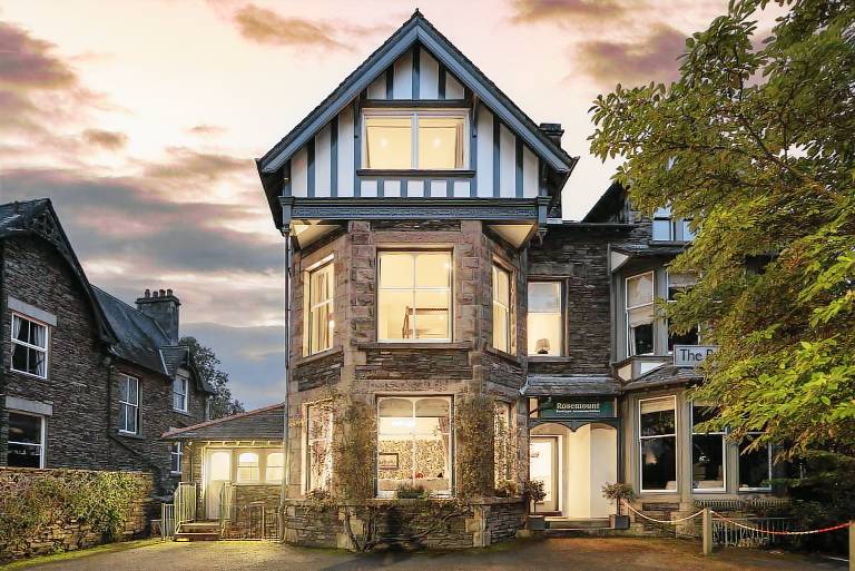 Cottage with barbeque, yard & hot tub | Beach view in Windermere