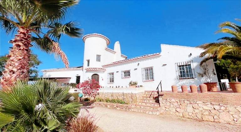Villa with barbeque, private pool & yard in Mijas