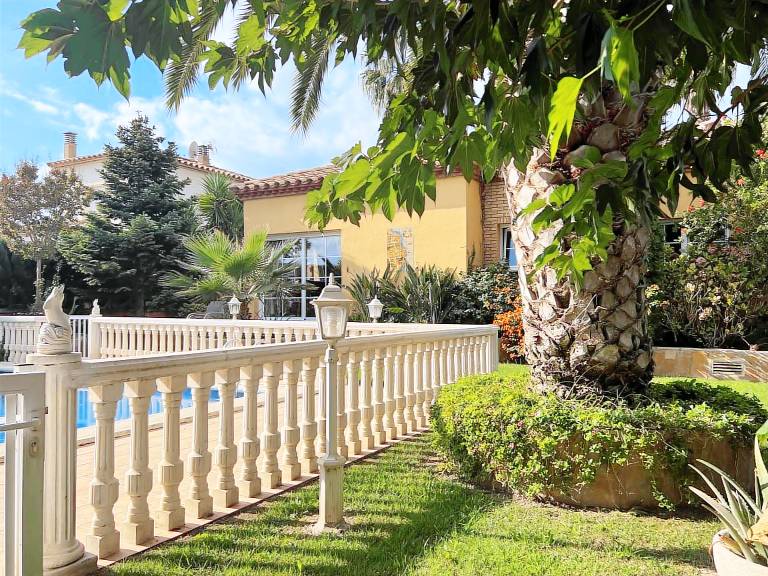 Cozy Villa with Pool, Garden, BBQ, A/C & WiFi Near Beach - Pet Friendly — photo 4