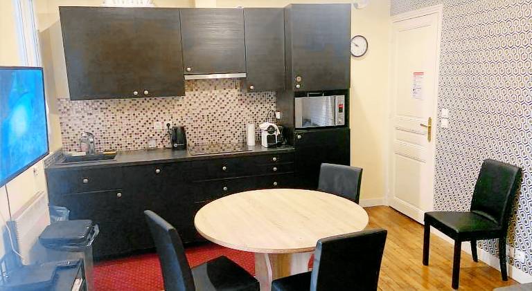 Apartment with patio — photo 2