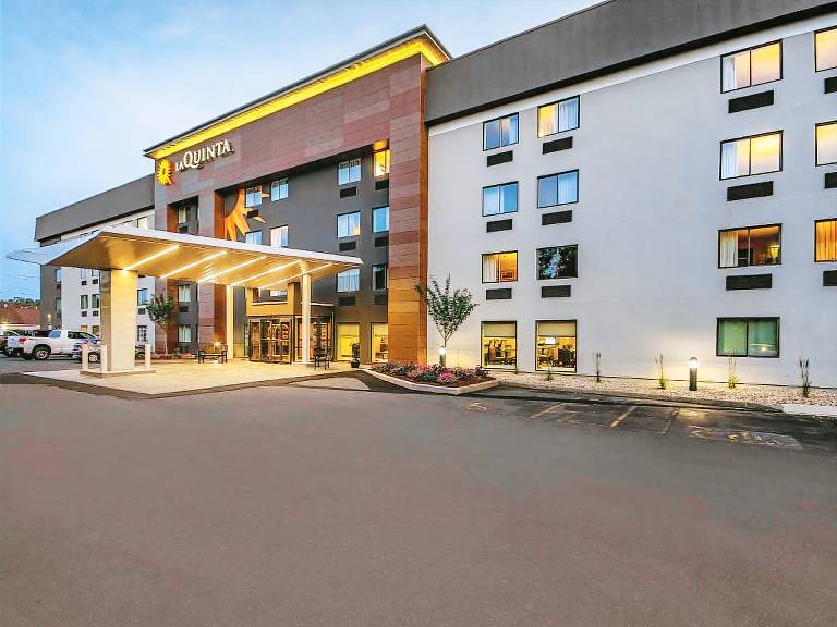 La Quinta Inn & Suites by Wyndham Hartford - Bradley Airport in Windsor, CT