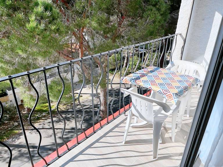 Apartment with pool — photo 5