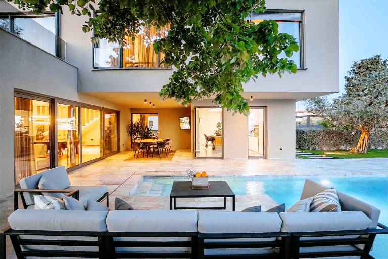 Villa with pool, BBQ & terrace — photo 2