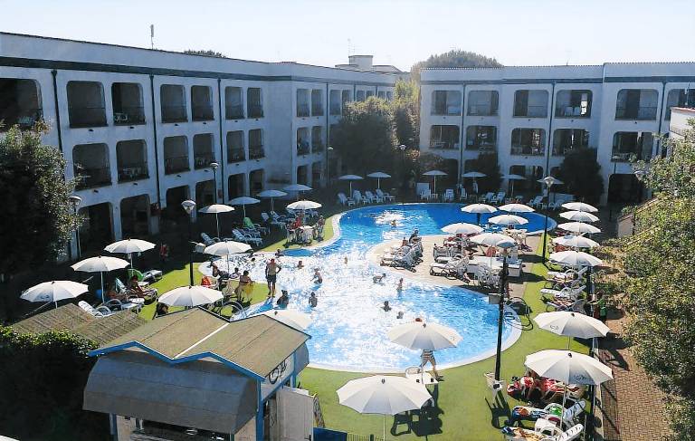 Holiday apartment with hot tub, yard & pool — photo 3