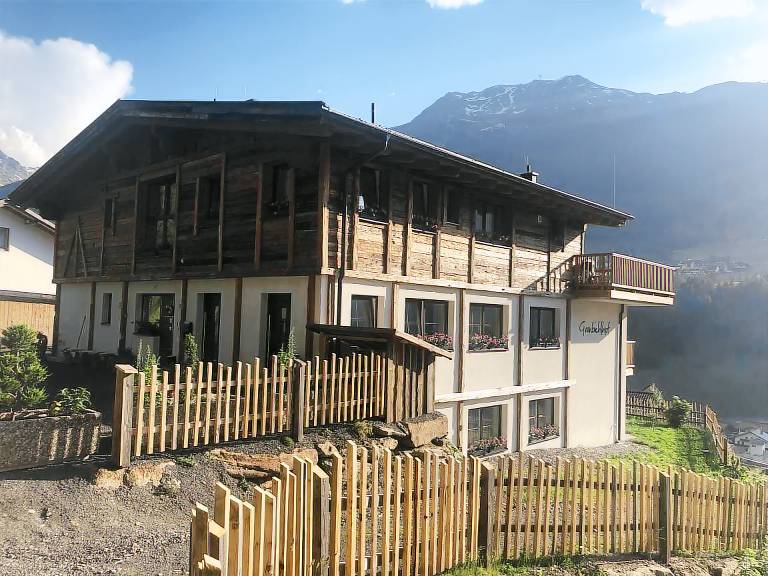 Apartment with patio, barbeque & yard in Soelden
