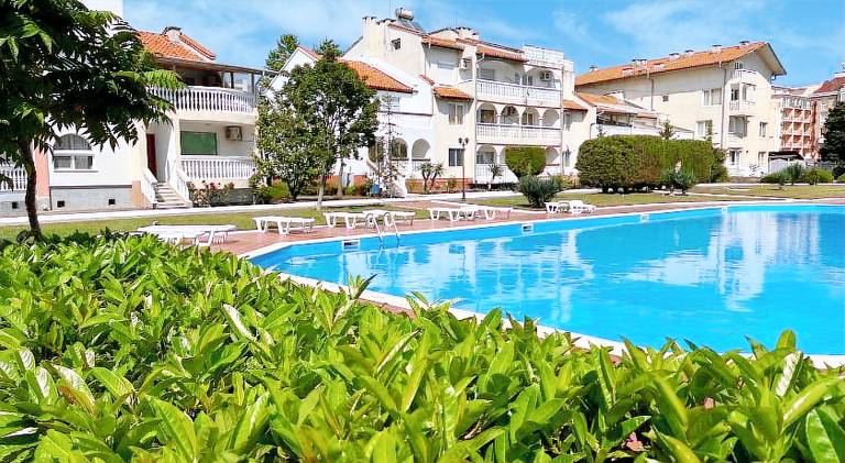 Wonderful rental apartment with pool & yard | Beach nearby | Pet-friendly in Sunny beach