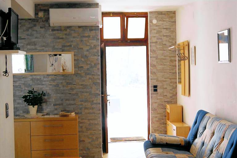 One bedroom apartment with terrace and sea view Zavala, Hvar (A-15357-b) — photo 3
