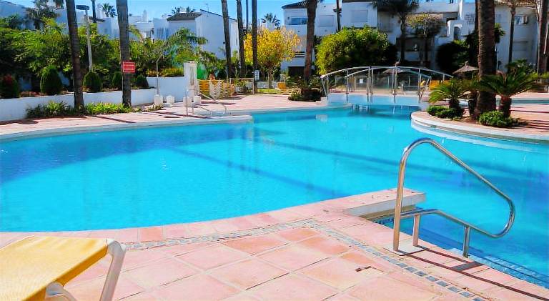 Holiday apartment with pool in Estepona
