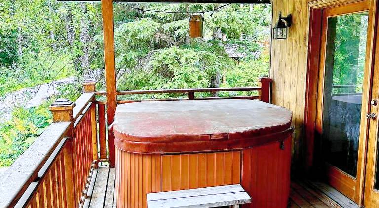 Vacation home with jacuzzi — photo 4