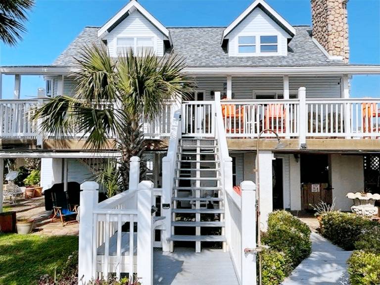 Wonderful vacation home with yard, grill & terrace | Beach view | Next to the beach | Pet-friendly in Panama City
