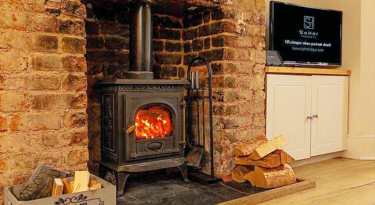 Stylish Coastal Retreat with Hot Tub & Log Burner in Margate in Margate