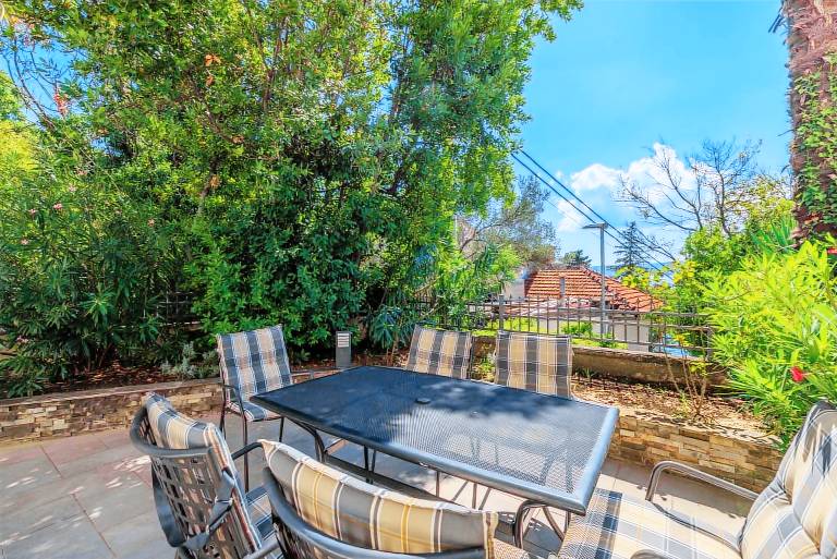 Rental apartment with terrace & yard | Garden view — photo 2