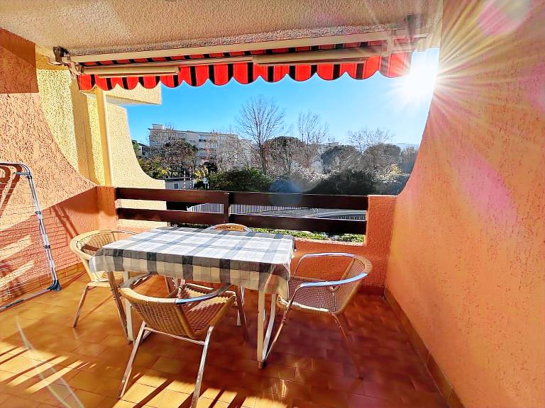 4-Person Apartment with Balcony & Parking Near Beach — photo 3