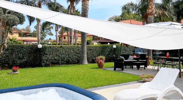 Vacation home with pool & jacuzzi in Mascali