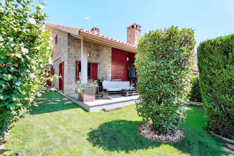 Vacation home with garden, patio & grill | Garden view in Huesca