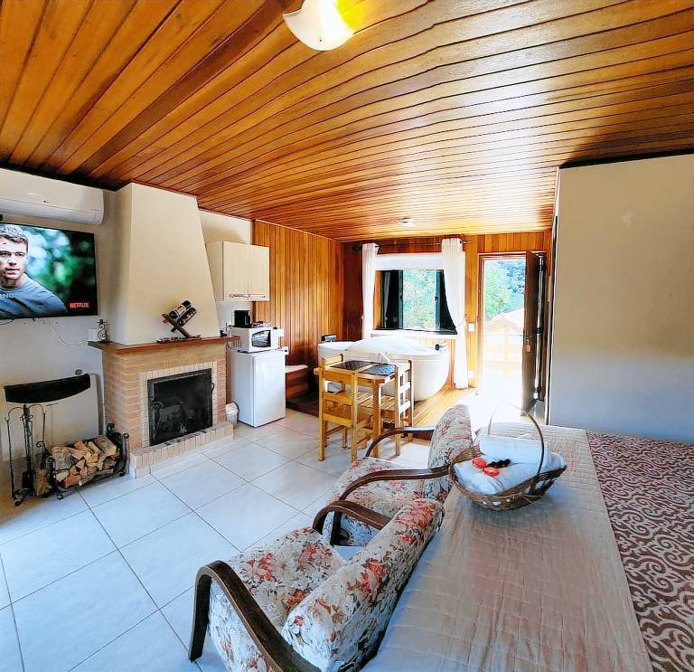 Lodge with hot tub — photo 2
