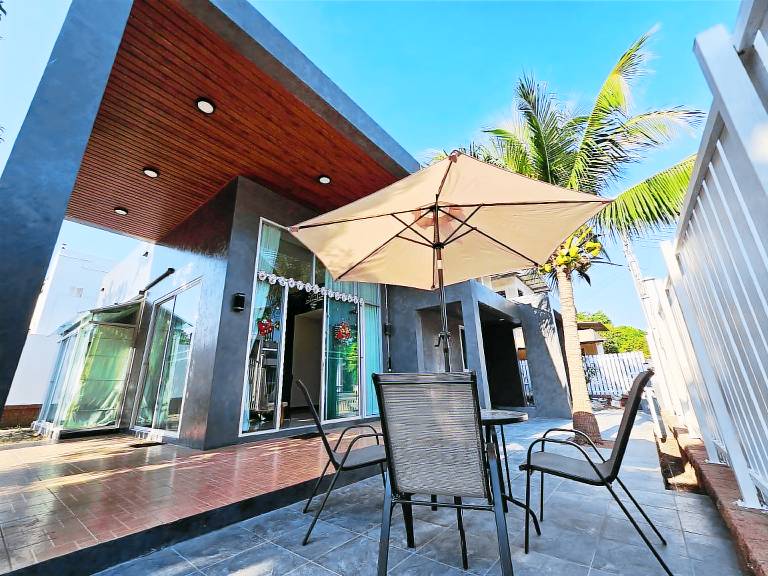 Charming house with hot tub, pool & BBQ | Water view | Beach nearby | Suitable for remote work | Pet-friendly in Rayong