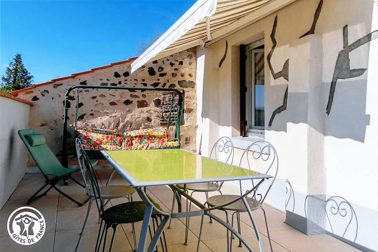 Gite with barbeque, yard & terrace — photo 3