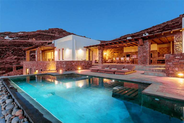 Children-friendly charming villa with hot tub, patio & private pool | Perfect for remote work | Pet-friendly — photo 3