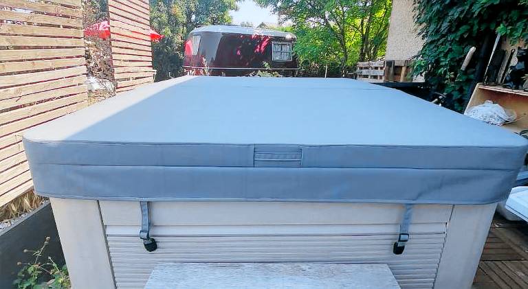 Tent with jacuzzi — photo 4