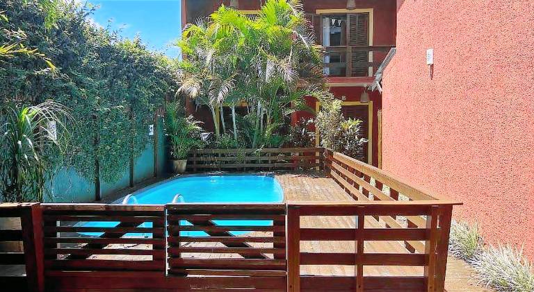 Vacation home with pool & yard in Garopaba