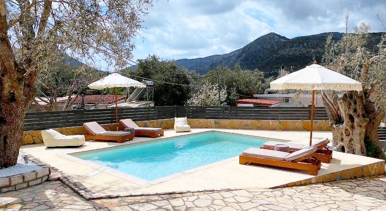 Villa with patio, barbecue & private pool in Lefkada