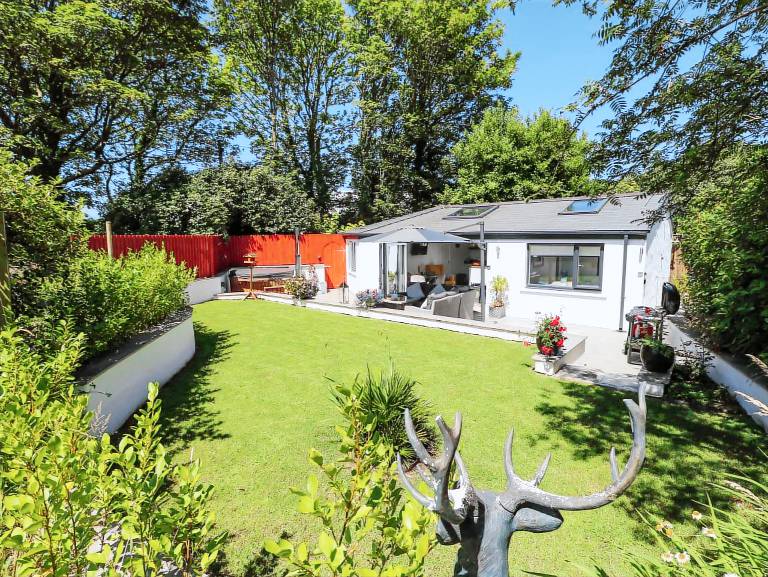 Family-oriented lovely cottage with garden & hot tub | Beach view | Pets are welcome — photo 2
