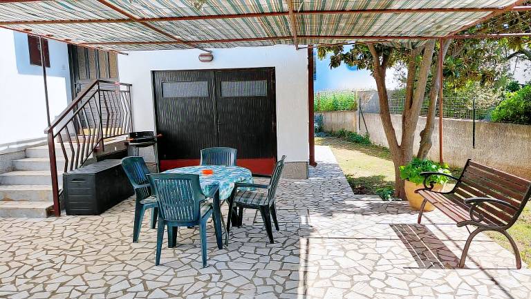 House with terrace & barbecue — photo 2
