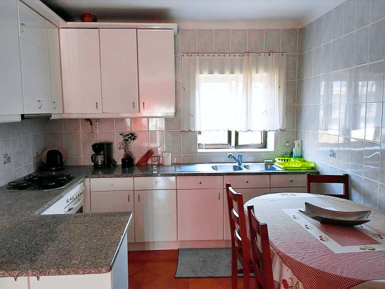 Rental apartment with yard, BBQ & terrace — photo 4
