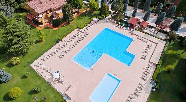 Beautiful apartment with yard & pool | Pet-friendly in Peschiera del Garda