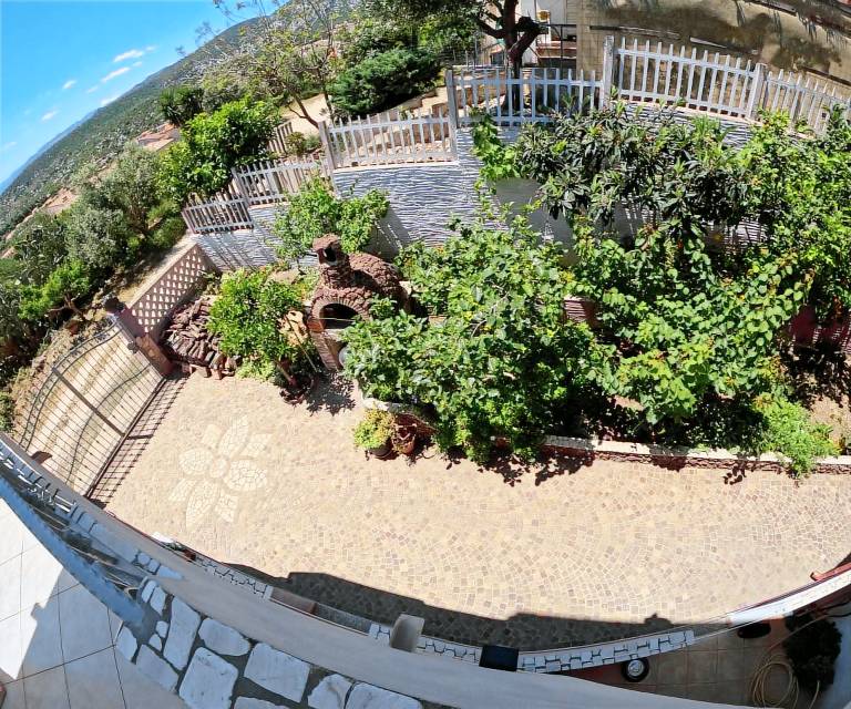 Rental apartment with BBQ, terrace & yard | City view — photo 4
