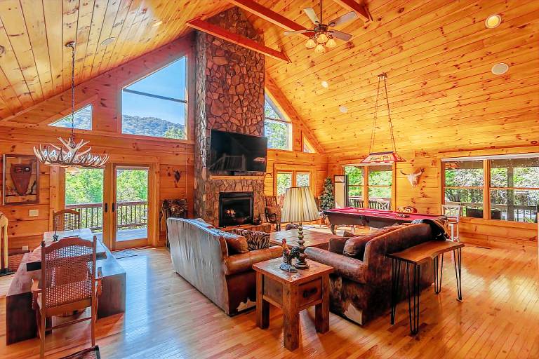 Azalea Hill - Mountain Views, Hot Tub, Pool Table, Ping Pong — photo 5