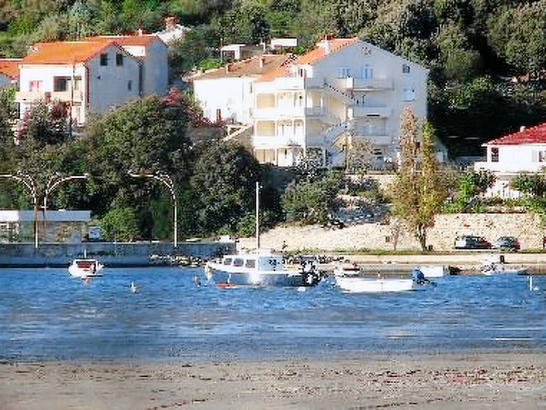 Apartment with terrace, BBQ & yard in Rab