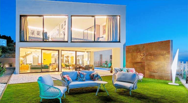 Villa with pool — photo 5