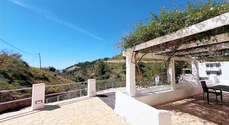 House with hot tub, pool & yard — photo 4