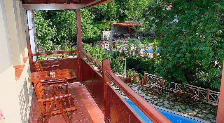 Serviced apartment with yard, pool & patio | Suitable for remote work | Dogs allowed — photo 5