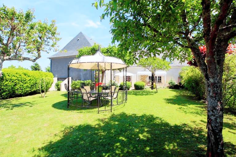 Gite with grill, terrace & garden — photo 3