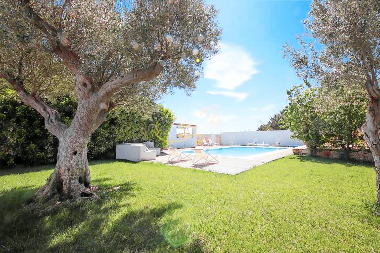 Vacation home with private pool, barbeque & garden | Garden view — photo 4