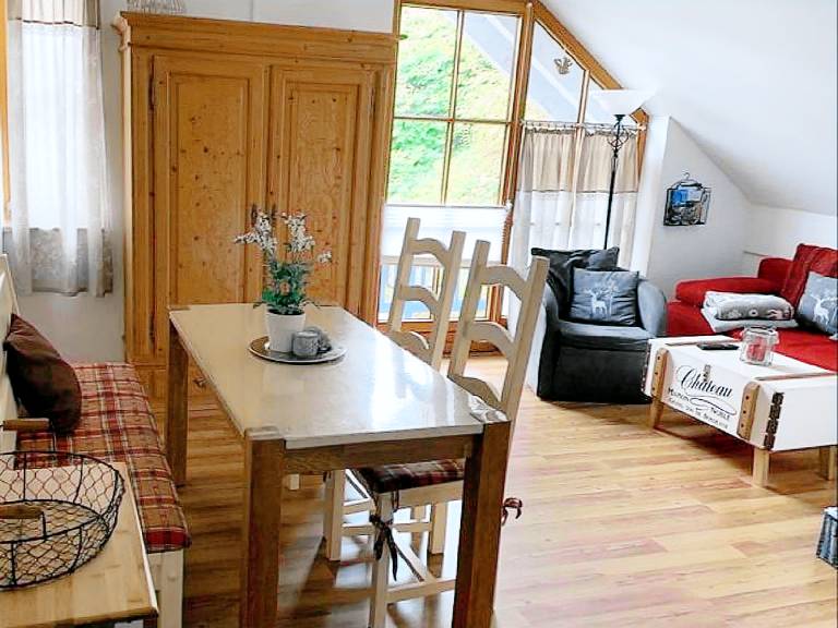 Mit Balkon und Bergblick