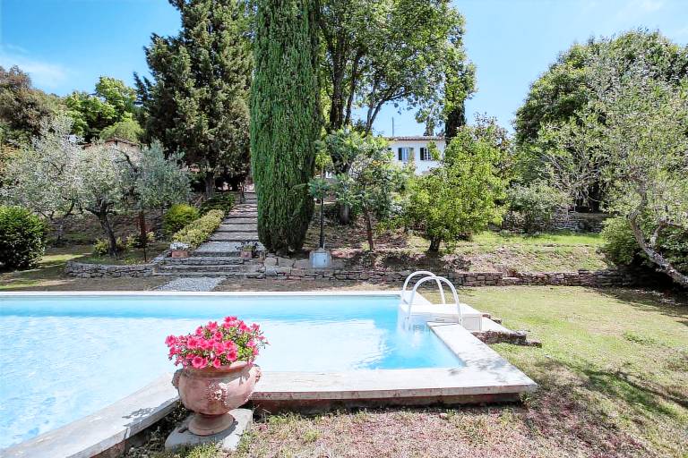 Vacation home with pool & yard — photo 2