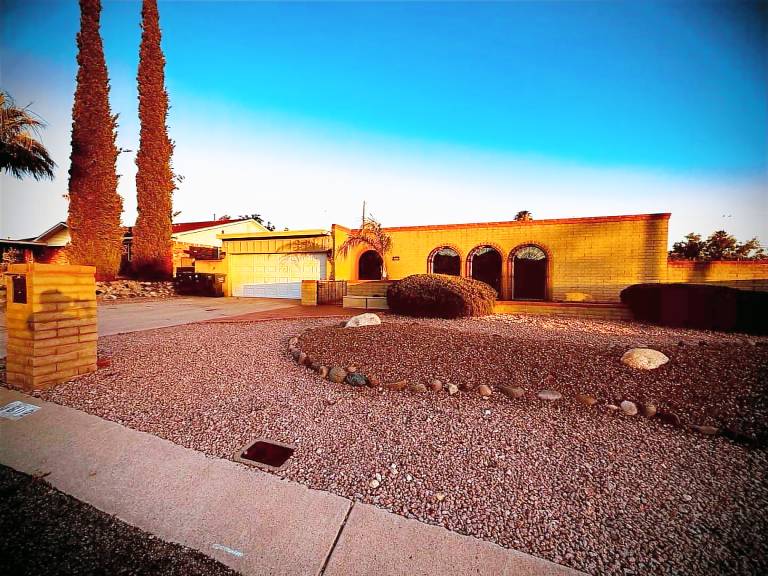 House with pool & yard in Tucson, AZ