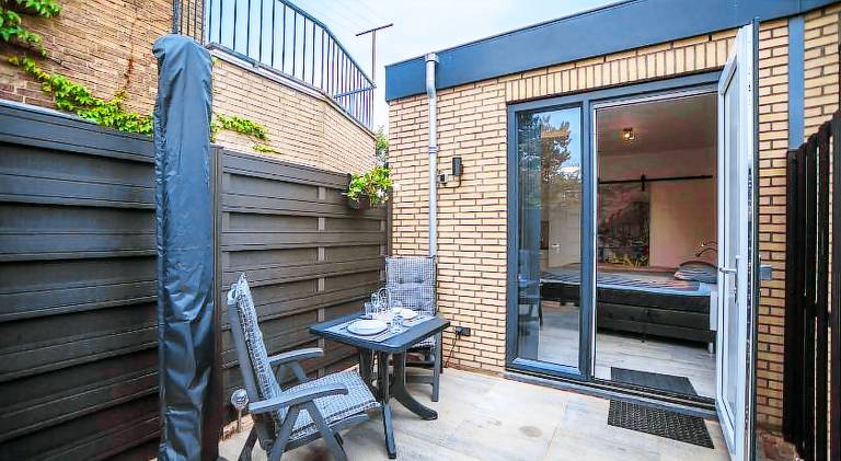Apartment with patio & garden — photo 4
