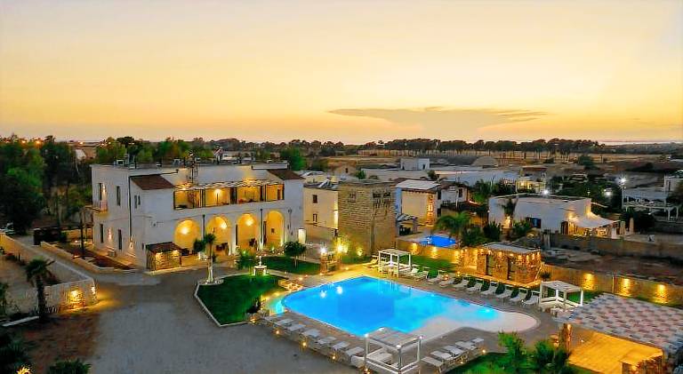 Serviced apartment with terrace, garden & pool in Nardò