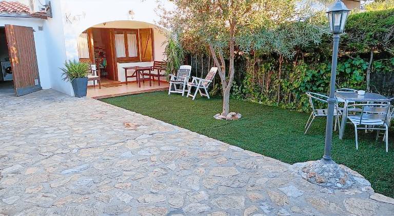 House with BBQ, garden & patio — photo 4