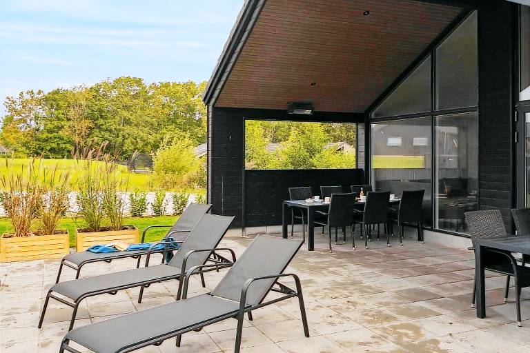 Vacation home with yard, sauna & pool — photo 2