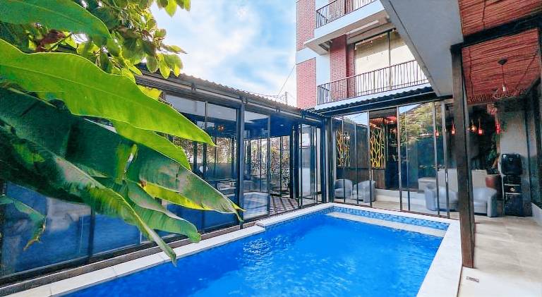 Serviced apartment with garden, pool & patio — photo 4