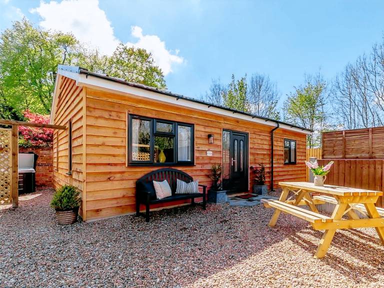 Lodge with hot tub & yard — photo 4