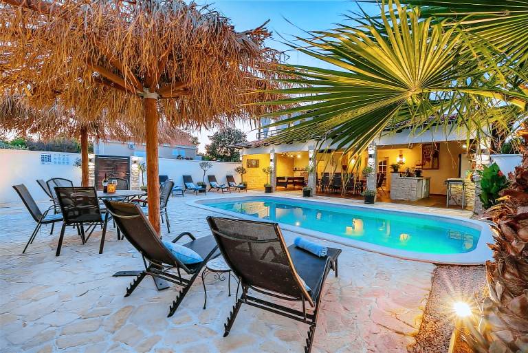 Family-friendly nice villa with barbeque, yard & private pool | Pets are welcome — photo 3