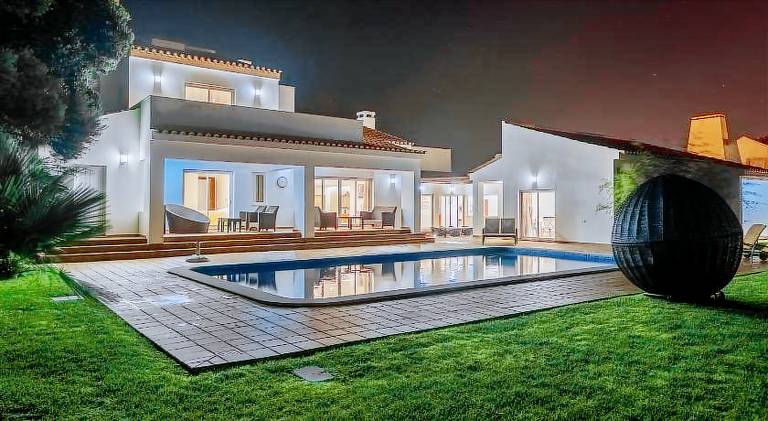 Fully equipped big villa with garden, barbeque & private pool | Next to the beach | Perfect for remote work | Pets allowed in Leiria