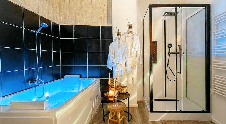 Le Nid Douillet, Center, Jacuzzi, Sensory Shower — photo 3